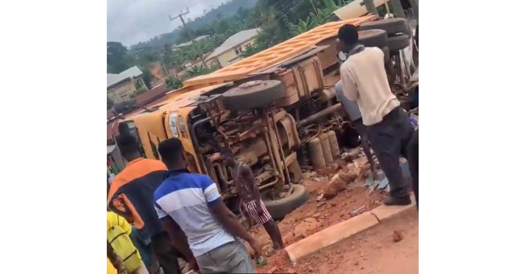 Truck narrowly avoids deadly accident in Agogo