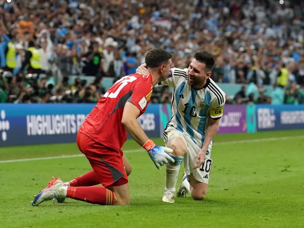 Video: Emi Martinez ‘rescues’ Messi from trolls, after saving 2 penalties following the GOAT’s miss