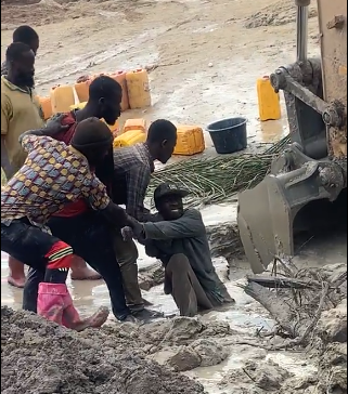 Watch how ‘galamseyer’ was excavated out from pit after getting stuck