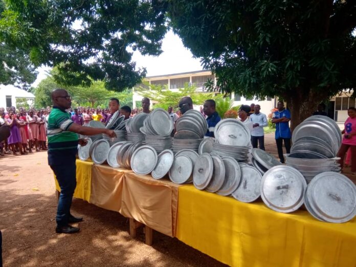Kadjebi SHS receives 300 mono desk, 100 pantry bowls from PTA