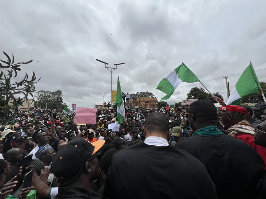 Nigerians fight police amid ‘chaotic’ 10-day protest against bad governance