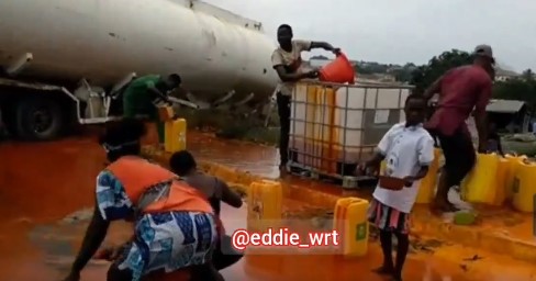 Video: Winneba residents collect spilled oil after truck overturned on Kasoa-Cape Coast highway