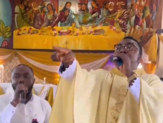 You did no wrong – Opanyin Agyekum tells Rev. Father who performed King Paluta’s ‘Aseda’