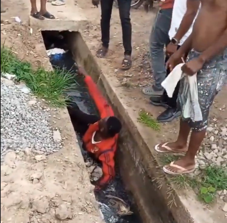 Angry residents force suspected thief to swim in filthy gutter