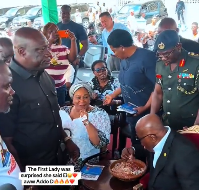 Video: First Lady exclaims “ei” as Akufo-Addo enjoys kenkey in public