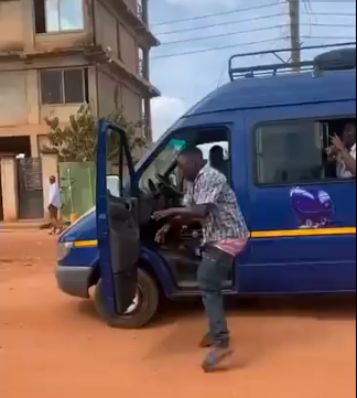 VIDEO: Driver parks car, abandons passengers to dance to Mahama’s campaign song