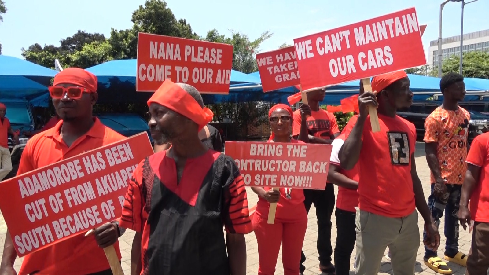 Adamorobe chiefs protest at Roads Ministry over poor roads