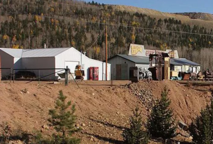 12 tourists stuck in Colorado gold mine, one dead