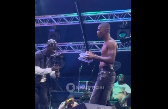 Video: Kwesi Arthur eats ‘gari soakings’ during stage performance at 2024 Tidal Rave