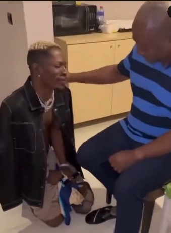 Video: You are my son, there’s nothing – Mahama to Shatta Wale as he kneels for forgiveness