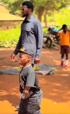 Video: Shatta Bandle spotted with Cheddar on campaign tour