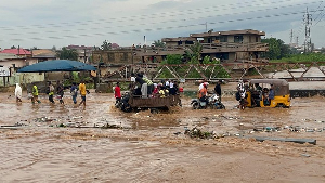 Commuters stranded after heavy downpour at Airport Roundabout in Kumasi