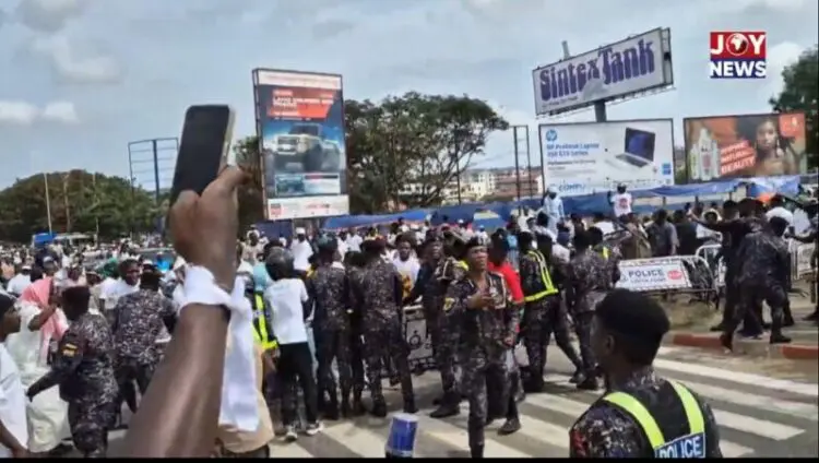 Video: Police clash with unaffiliated group during #FreeTheCitizen, #StopGalamseyNow protest