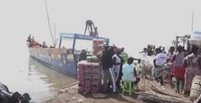 Breakdown of Kpando Torkor’s ferry leaves commuters on overcrowded canoes