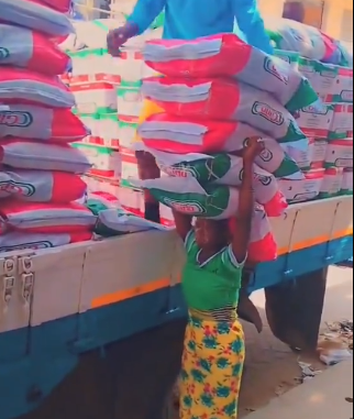 X users react to young Ghanaian girl carrying 5 bags of rice