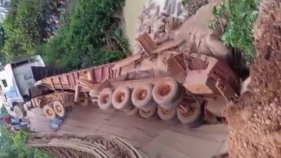 Samreboi-Amoaku steel bridge finally collapses after months of warning