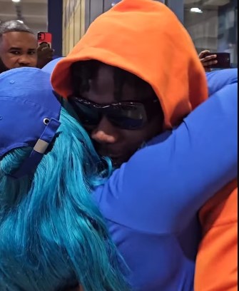 Video: Stonebwoy welcomes Jamaican songstress Spice at Kotoka for video shoot