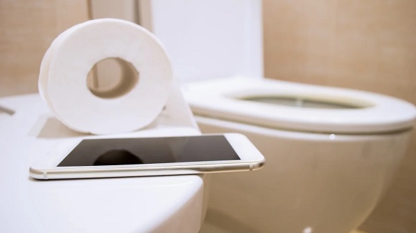 Don’t spend more than 10 minutes on your toilet; do so and risk getting hemorrhoids – Doctor explains