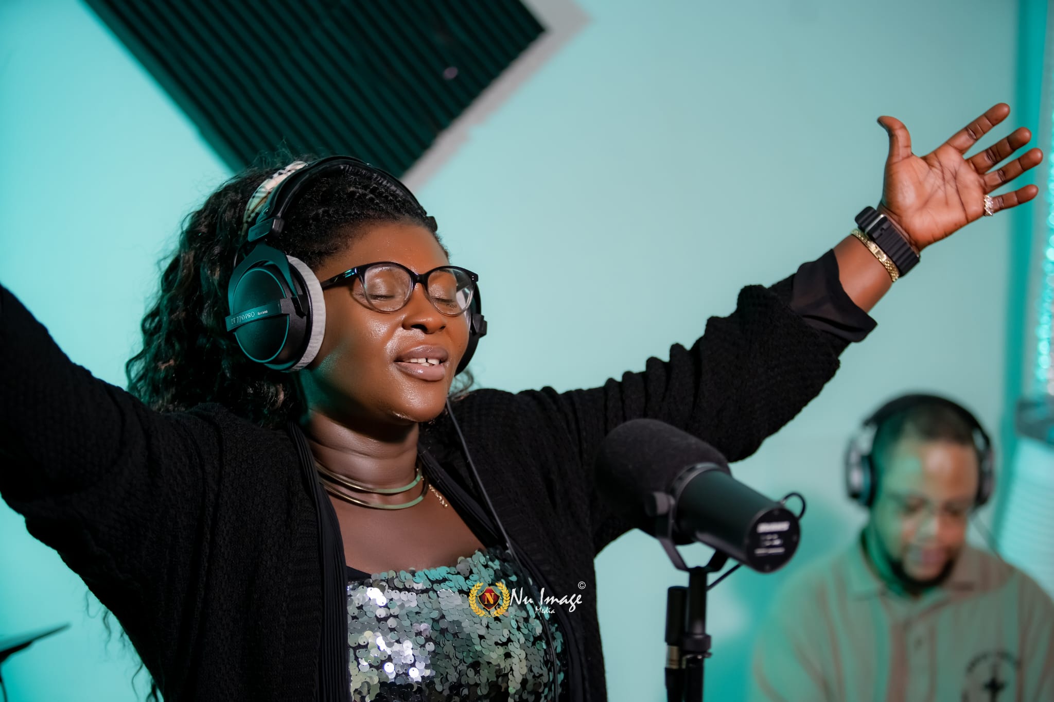 Esther Smith returns to music with a bang after 10-year break