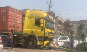 Truck veers off lane, damages vehicles at Dzorwulu