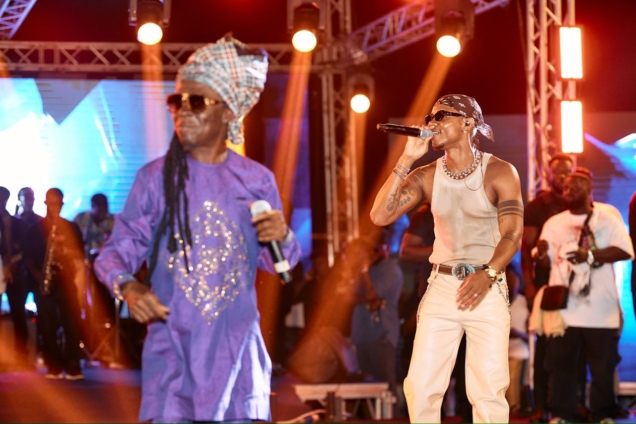 KiDi’s dream of performing with Kojo Antwi becomes a reality at a beach concert