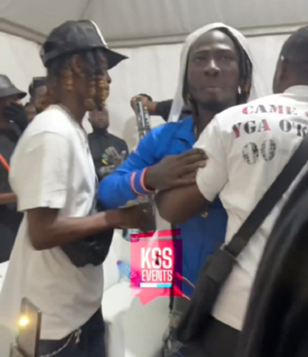 Video: Asakaa Boys fights at Kweku Smoke’s Revival Concert