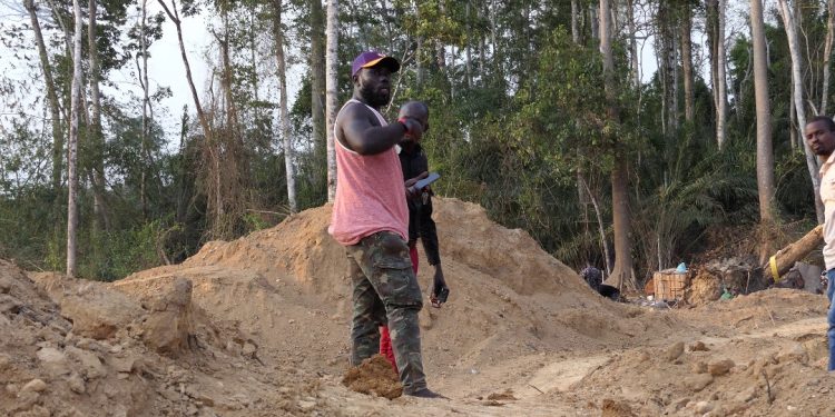 Police grants bail to suspected illegal miner accused of assaulting journalist