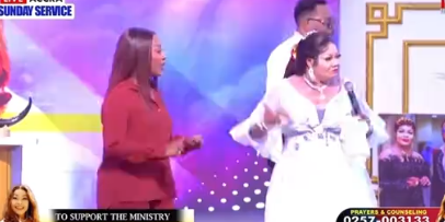 Efia Odo kneels in Agradaa’s church to apologize over ‘money ritual’ comment