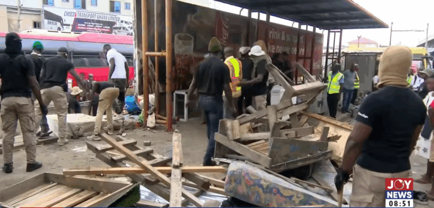 Circle Neoplan cleared of unauthorized structures