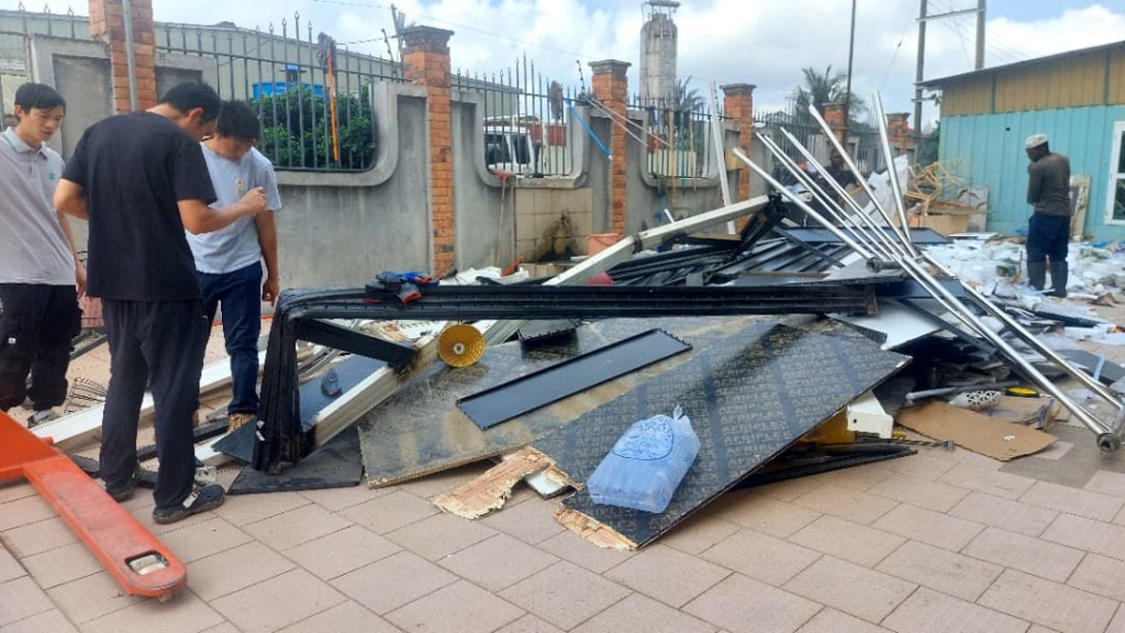 China Mall shut down after building collapse