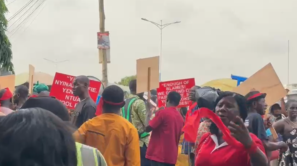 Disgruntled cocoa farmers picket at COCOBOD headquarters over producer price cuts